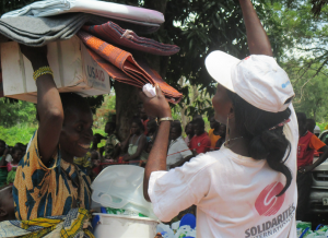 Solidarités International worker helps with distribution of NFIs during an intervention in Central African Republic