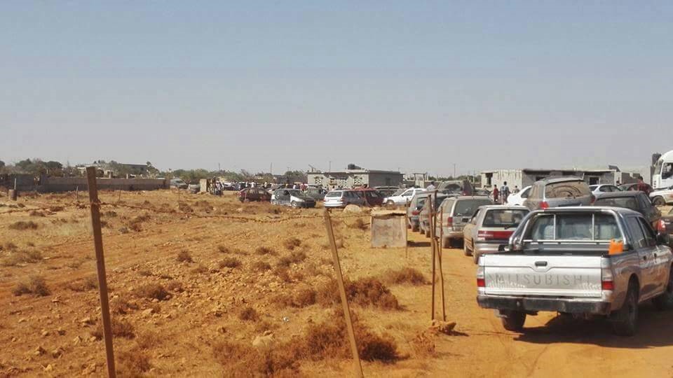 Tens of cars are waiting for hours to be able to enter the city following the tightening of the city’s military encirclement. Credits: Ofoq/August 2017